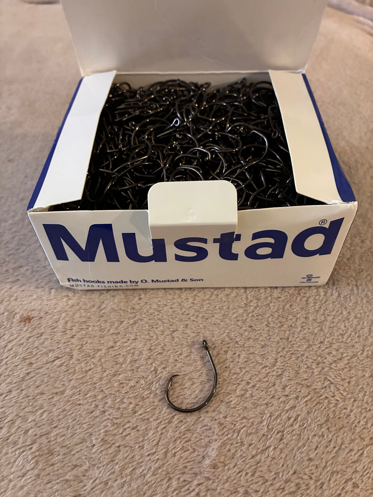 Mustad Demon Circle hook size 4/0 inline model 39951NP-BN
